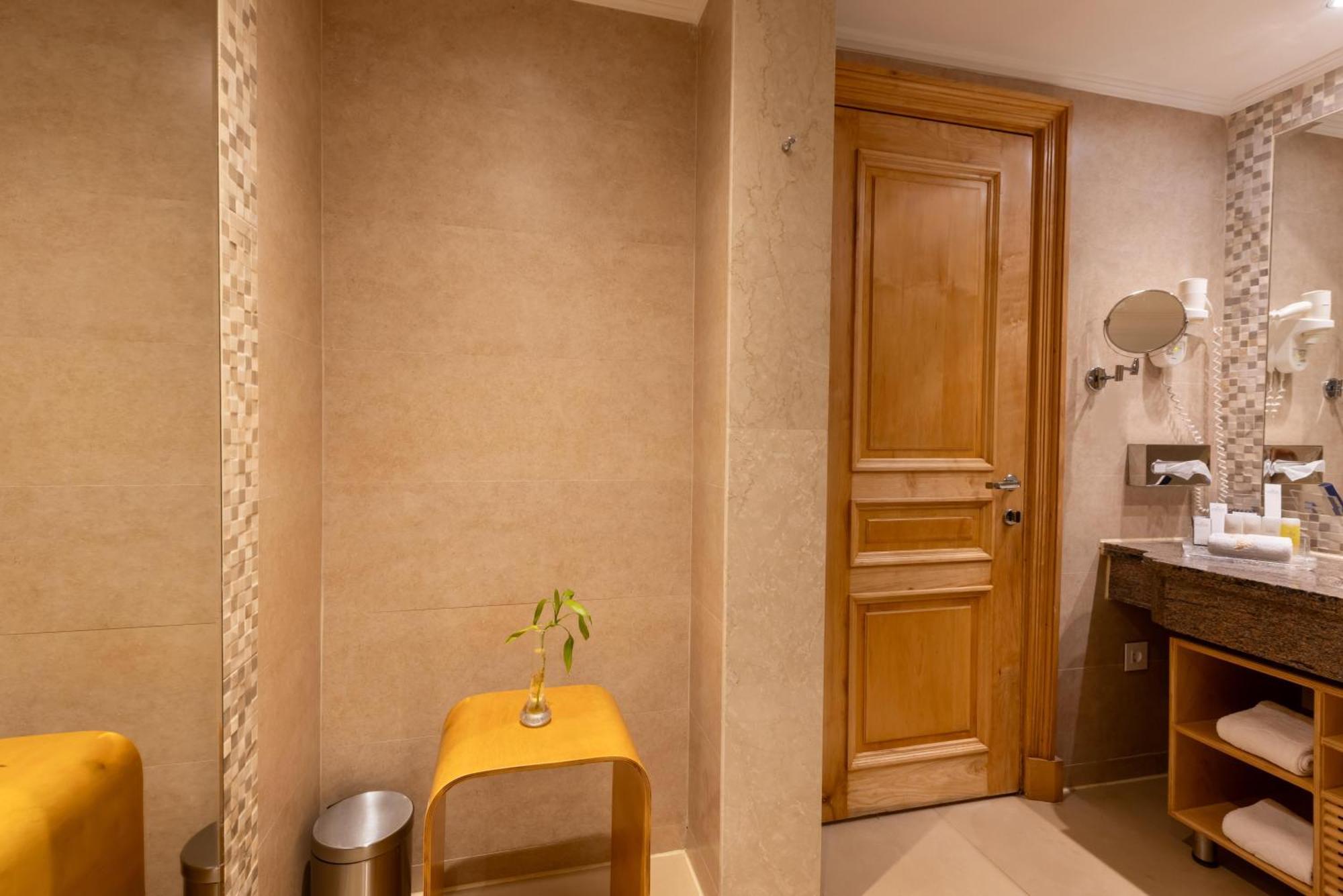 Standaard Kamer met Kingsize Bed en Uitzicht op Zee